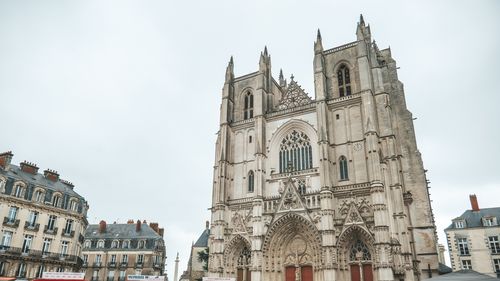 Preot din Franța, asasinat de un bărbat rwandez, care a incendiat anul trecut catedrala din Nantes