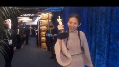 Chinezii au sărbătorit neoficial premiul Oscar obținut de Chloé Zhao, după ce numele regizoarei a fost cenzurat