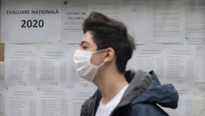 VIDEO Evaluarea Națională 2020. Cum au intrat elevii, în această dimineață, la primul examen din viața lor școlară