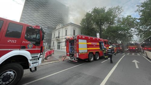 Trafic restricționat pe Calea Dorobanți, din cauza unui incendiu/ Arde mansarda unei clădiri