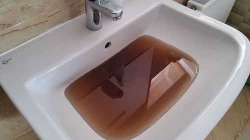 DSP Alba anunţă controale după ce un locuitor al municipiului Alba Iulia a filmat cum la robinet curge apă maro