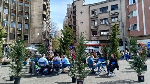 FOTO Inedit: O piațetă din București, în mod normal parcare improvizată, a devenit pietonală înverzită pentru o zi