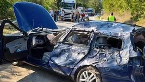 Tânăr de 23 de ani, mort la volanul mașinii după ce s-a prăbușit peste el un camion încărcat cu lemne / Dosar penal pentru ucidere din culpă