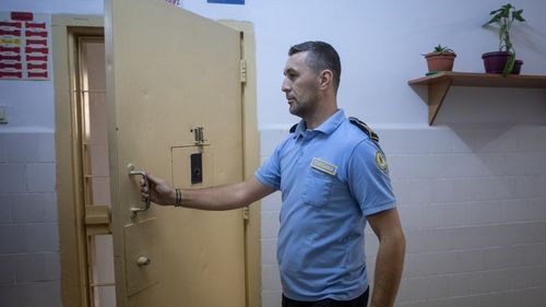 Polițiștii de penitenciare din Craiova și Vaslui refuză să mai intre în serviciu. Ei spun că sunt forțați să muncească în condiții deosebit de periculoase