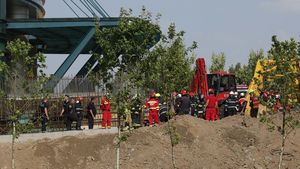 UPDATE Accident lângă Biblioteca Națională din București: un mal de pământ s-a surpat peste muncitori, unul a murit. Compania angajatoare este deținută de Primăria Sectorului 3