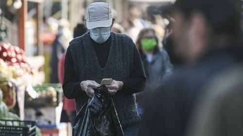 Statistică: Economii de 807 lei lunar pe gospodărie, în scădere față de anul precedent cu două puncte procentuale / Gospodăriile de pensionari au economisit în medie cel mai mult, 15,4% din venituri