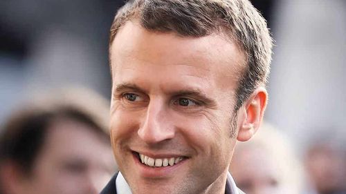Emmanuel Macron dă în judecată un operator de panouri publicitare. A afișat postere ce îl înfățișează pe președintele Franței în uniformă nazistă și cu mustață precum cea a lui Adolf Hitler