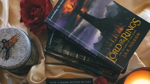 O primă ediţie rară a „The Hobbit”, descoperită din întâmplare într-o casă din Marea Britanie, vândută cu 43.000 de lire sterline