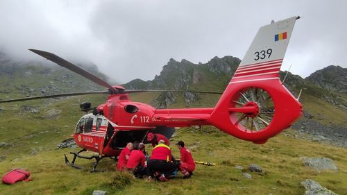  Intervenții ale elicopterului SMURD Brașov, în munții Făgăraș: „Acesta-i noul trend pe munte. Urci pe jos, cobori cu elicopterul”