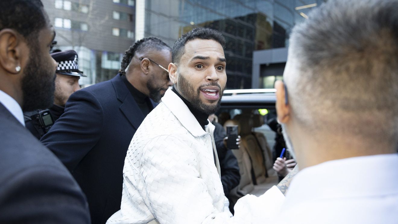 Chris Brown, obligat să plătească aproape 13 milioane de dolari după ce menajera sa a fost atacată de câinele artistului