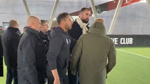 VIDEO Eric Zemmour, candidatul extremei drepte la prezidențialele din Franța, a fost dat afară de pe un teren de fotbal al familiei Zidane