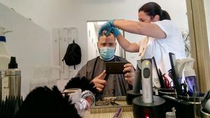 Prima Tunsoare: Cum a fost la frizeriile din Bucureşti în prima zi după ridicarea restricţiilor