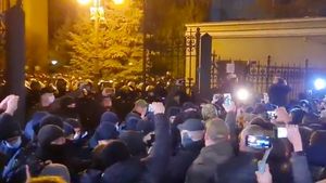 VIDEO Ciocniri între protestatari și poliție în fața sediului Președinției din Ucraina / Manifestația marchează aniversarea Euromaidanului