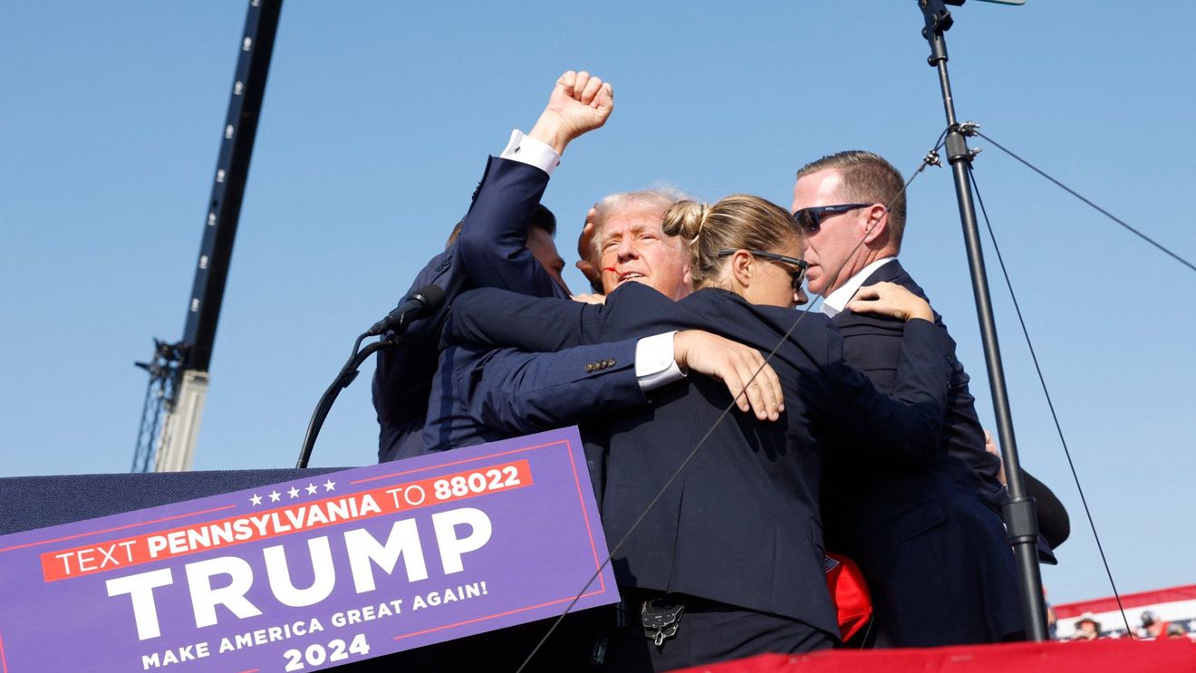 Directorul FBI nu e foarte sigur că Trump ar fi fost lovit de un glonţ în timpul tentativei de asasinat: ”Ar putea fi vorba mai degrabă de şrapnel”