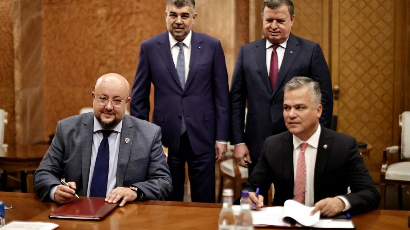 Pauza de respirație. Șeful CJ Vâlcea, fotografiat în timp ce pare că scrie pe coperta unui document. PLUS: Cum își freacă mâinile înainte de semnarea contractului de 140 milioane euro