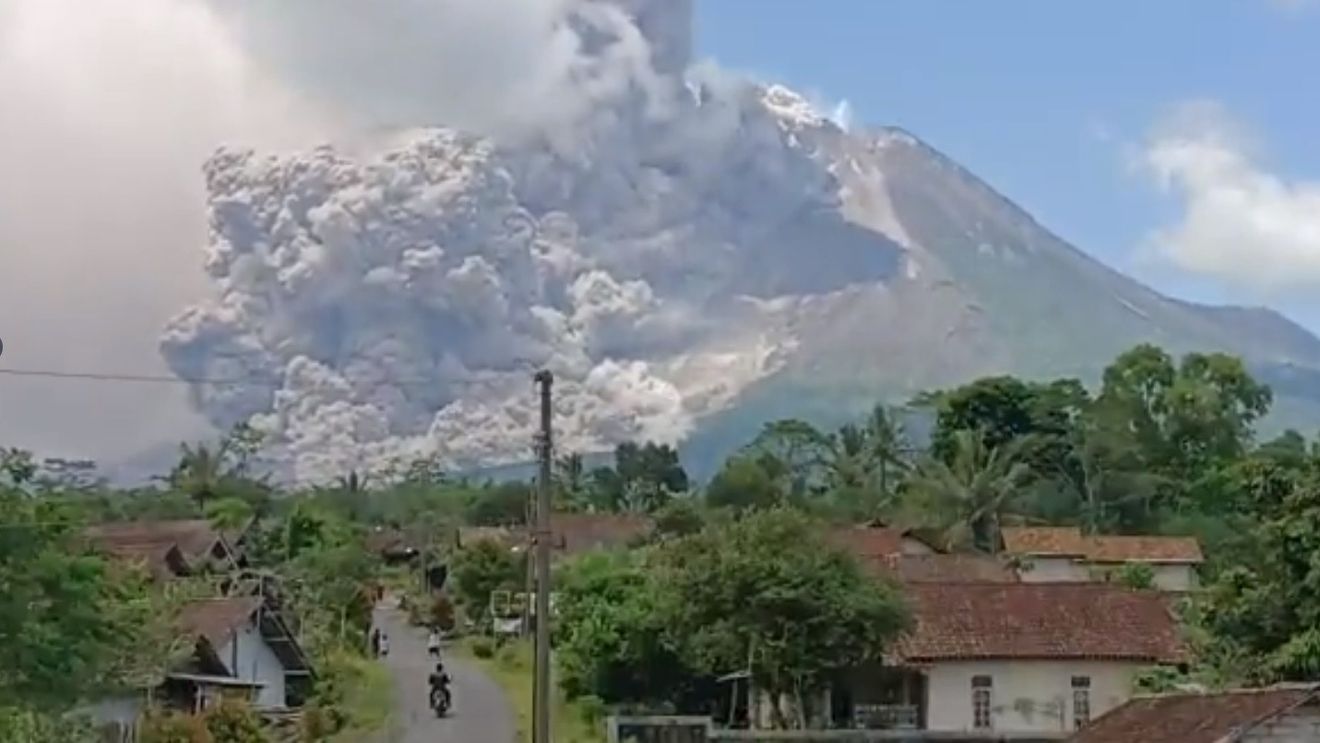 VIDEO Imagini spectaculoase cu erupția unui vulcan din Indonezia, unul dintre cei mai activi din lume/ Cel puțin opt sate au fost acoperite de cenușă