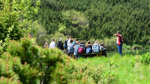 Drumeții, călătorii cu mocănița, concerte și petreceri. Cum se pot distra românii din țară în weekend