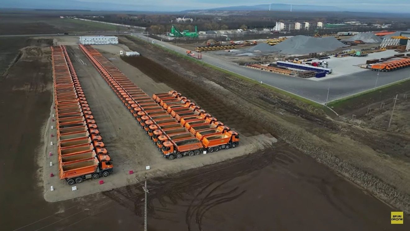 VIDEO Umbrărescu, etalare de forţă cu care ,,atacă" 260 de kilometri din Autostrada Moldovei. Cel mai puternic drumar începe lucrările pe secţiunea Focşani-Bacău şi pe lotul de la Buzău