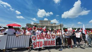 FOTO VIDEO Sindicaliștii SANITAS au ajuns în Piața Constituției / Vor retragerea proiectului noii legi a salarizării / Un echipaj SMURD a intervenit după ce unei femei i s-a făcut rău