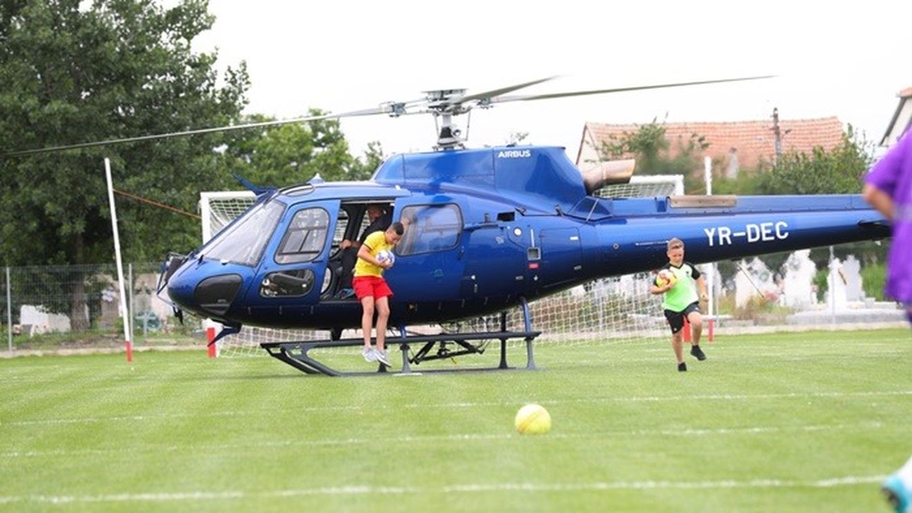Liberalii s-au adunat la inaugurarea unui stadion de liga a V-a, în județul Timiș. O minge a fost adusă cu elicopterul, iar politicienii s-au întrecut să șuteze la poartă