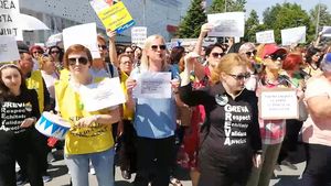 „O lume minunată” cântă profesorii adunați la protest în Craiova / Melodia i-a fost cântată președintelui Iohannis de un grup de copii adus pentru vizita lui în Sibiu, în ziua marelui marș al cadrelor didactice