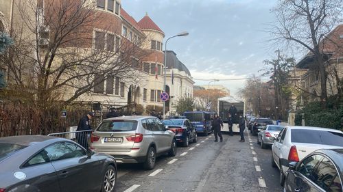 București: Jandarmii au controlat bagajele voluminoase ale protestatarilor AUR, aflați în zona Ambasadei Austriei