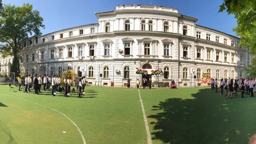 Criză de spații la unul dintre liceele de prestigiu ale Timișoarei, au fost amenajate săli de clasă în internat și în containere