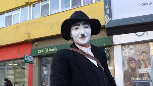 Cerșetoria se reinventează. Marile intersecţii ale Capitalei s-au umplut de indivizi costumaţi şi machiaţi ca Charlie Chaplin sau Mickey Mouse care apelează la mila publică