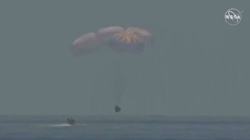 VIDEO Capsula SpaceX, cu doi astronauți americani la bord, a revenit pe Pământ