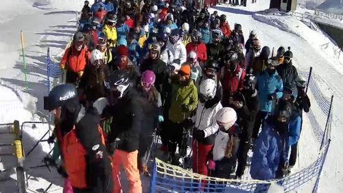 Aglomerație pe pârtiile din Sinaia / Nu mai sunt locuri de parcare / Este prima zi din vacanța elevilor din Prahova