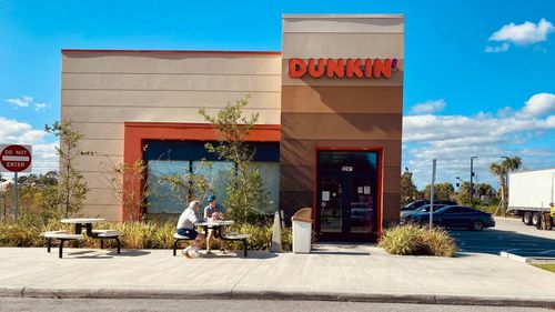 Un american cere despăgubiri de 50.000 de dolari de la Dunkin' Donuts, după ce a fost acoperit de excremente în urma „exploziei” unei toalete