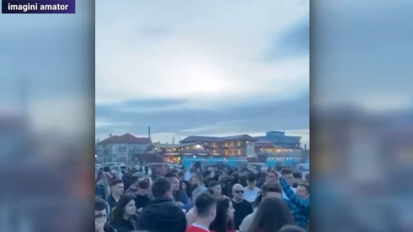 VIDEO Petrecere cu sute de tineri pe plaja din Vama Veche fără respectarea regulilor, oprită de polițiști