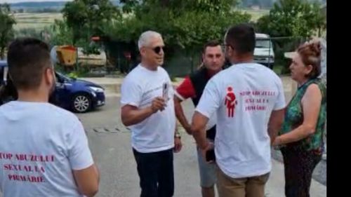 Primarul din Călinești, care a fost reținut și este cercetat pentru că ar fi pretins favoruri sexuale unei angajate, îi numeşte "derbedei" pe tinerii care strâng semnături pentru demiterea sa