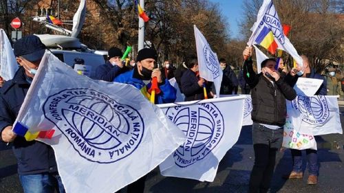 Protest al sindicaliștilor din CFR în fața Ministerului Transporturilor / Creșteri salariale și posibilitatea de a ieși cu 5 ani mai repede la pensie, printre solicitări
