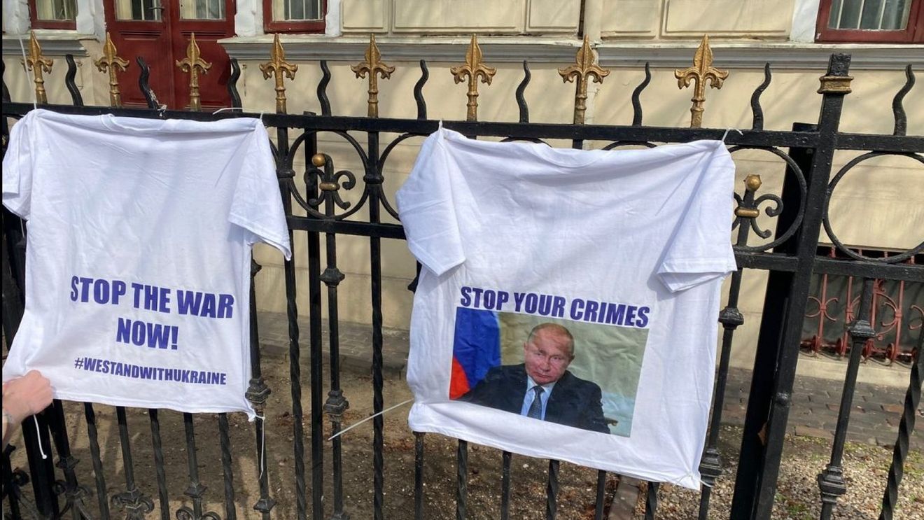 FOTO Protest cu mesaje anti-Rusia și pro-Ucraina lipite pe gardul Institutului Rus din București