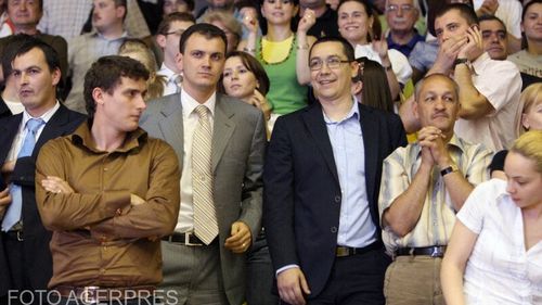 Nicușor Dan, atac la Victor Ponta: Cum să spui că ești anti-sistem când nașul tău a fost șef SRI, prietenul Ghiță a luat toate contractele cu SRI și tu ai fost prim-ministru?