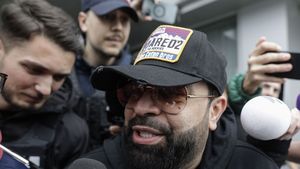 VIDEO Florin Salam, plasat sub control judiciar / Manelistul a fost ridicat de acasă de polițiști / E acuzat că ar fi luat bani în avans pentru a cânta, însă nu s-a mai prezentat la evenimente