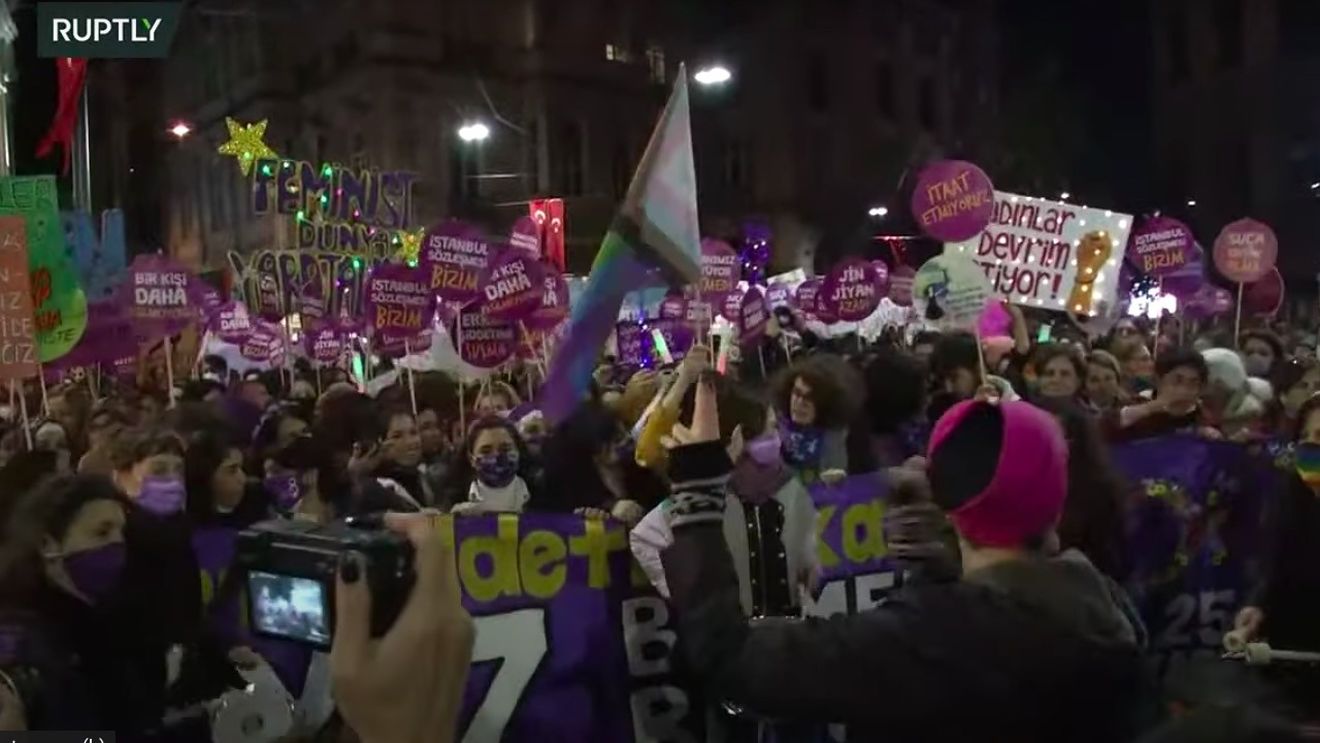 VIDEO Turcia: Poliția a folosit gaze lacrimogene pentru a dispersa sute de femei care manifestau împotriva deciziei statului de a se retrage dintr-un tratat internaţional care protejează femeile