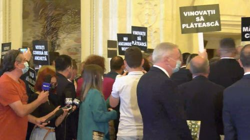 Deputații PSD, protest în Parlament pentru înființarea unei comisii de anchetă privind numărul deceselor de covid după acuzațiile lui Vlad Voiculescu