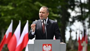 Noi tensiuni între Polonia și Ucraina: Președintele Nawrocki cere interzicerea steagului Armatei Insurgente Ucrainene / „Nu vrem să îl vedem aici”