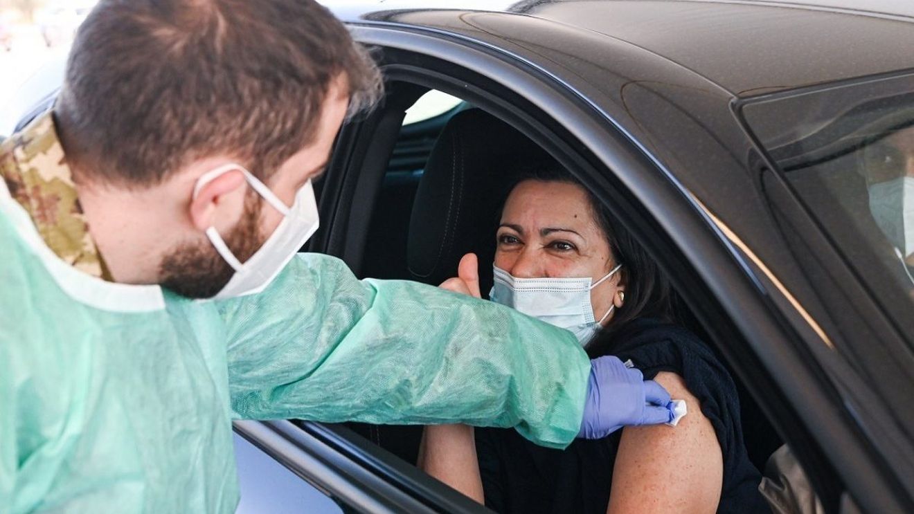 103.233 de persoane vaccinate anti-COVID joi, dintre care 39.336 cu prima doză
