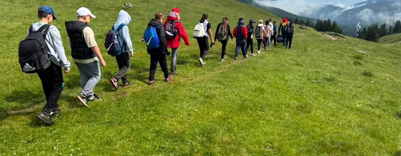O persoană, cadru didactic, lovită de trăznet în timp ce se afla în drumeție pe munte, cu un grup de 14 copii