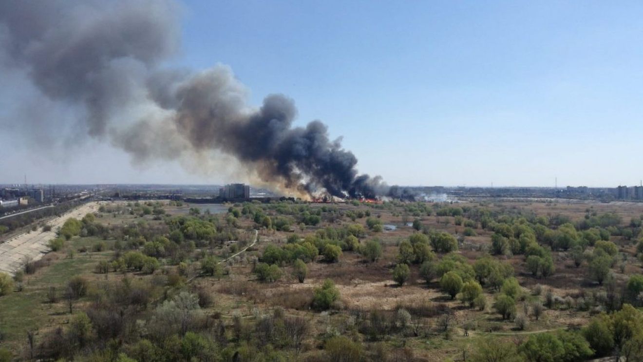 VIDEO Incendiul din Delta Văcărești, aproape stins. Circulație îngreunată pe șoseaua Vitan-Bârzești