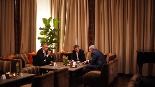 Emmanuel Macron i-a strâns la aceeași masă pe Nikol Pașinian, premierul Armeniei, și Ilham Aliev, președintele azer: "Vom căuta întotdeauna soluţii pentru o pace durabilă"