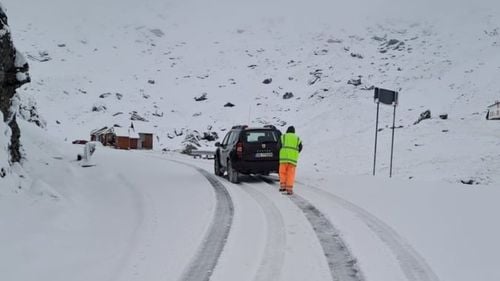 Drumarii continuă să lucreze pentru a putea deschide traficul pe DN 7C - Transfăgărăşan până la sfârşitul lunii mai, deşi în zonă ninge de trei zile