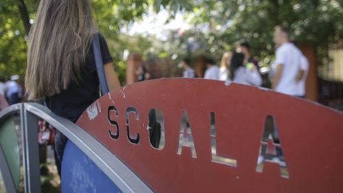 Inspectoratul Şcolar Sibiu demarează  o anchetă la un colegiu din Mediaş, după un incident între o profesoară şi o elevă / Eleva a împins-o pe profesoară, iar imaginile au fost urcate pe Youtube