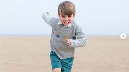 Prințul William și ducesa Kate Middleton au publicat un nou portret cu cel mai mic dintre copiii lor, prințul Louis, care împlinește 4 ani