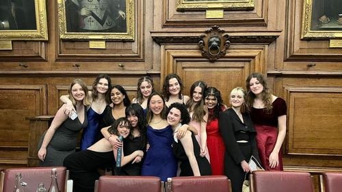 Studenții români – locul trei între studenții din Uniunea Europeană care studiază în Marea Britanie, în creștere cu peste 50% în ultimii patru ani