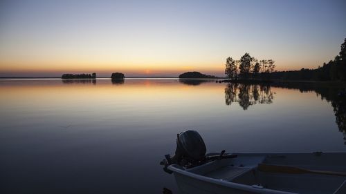 „Fabricile plutitoare” de frunze artificiale ar putea produce combustibil verde pentru avioane și nave
