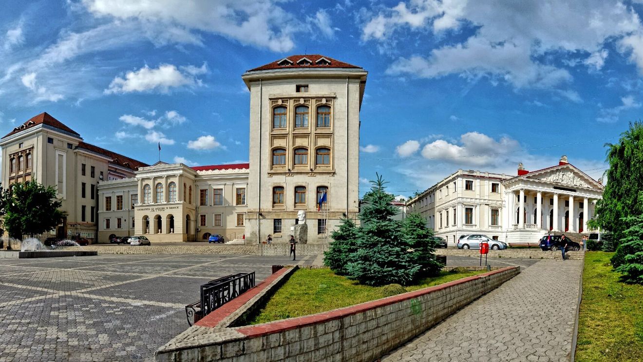 Universitatea de Medicină Iași va primi în sesiunea de examene din vară doar studenți vaccinați, cu test negativ ori adeverință că au făcut COVID-19, susține LS Iași / Purtătorul de cuvânt al UMF: Nu există o asemenea decizie, dar se poartă discuții pentru a vedea dacă e oportună